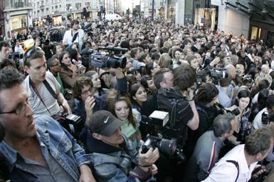 A crowd of 1,000 Gathered at TopShop